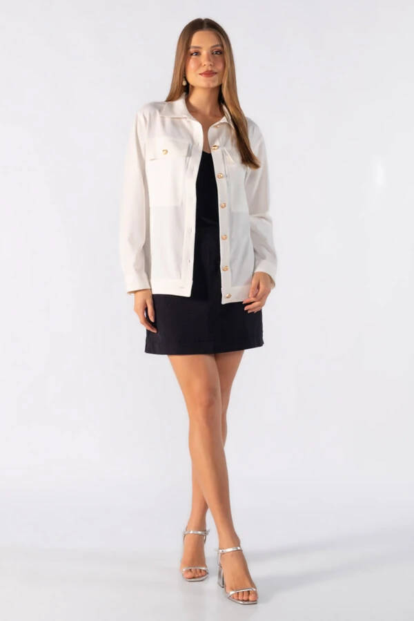 Casaco com bolso e botoes dourados