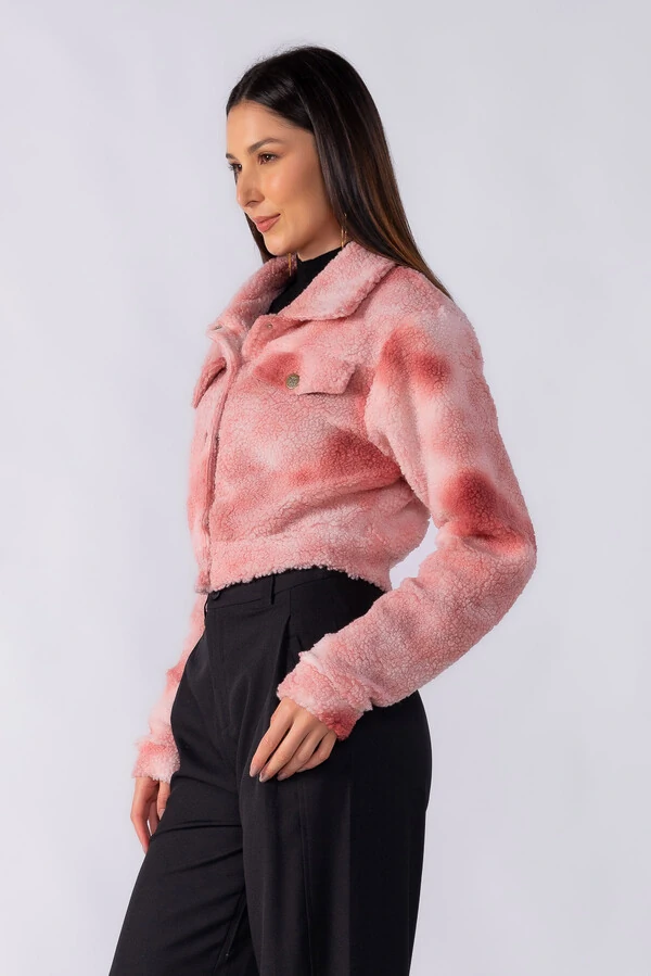Jaqueta cropped teddy com botoes