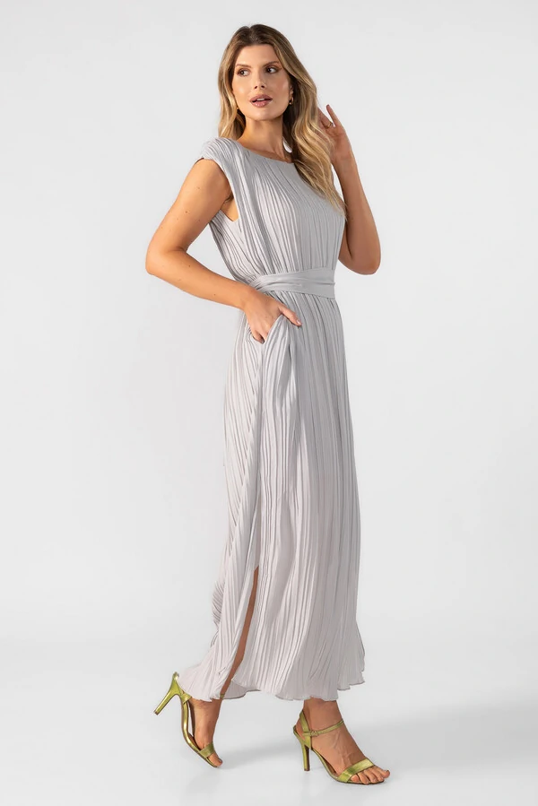 Vestido midi plissado com ombreiras