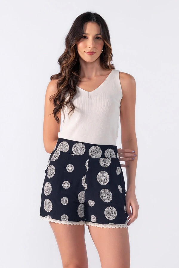 Shorts em viscose bordado bolso faca