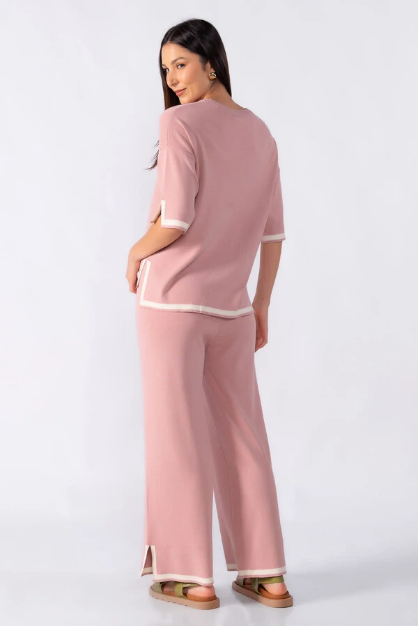 Blusa ampla com detalhe em listra na manga e barra