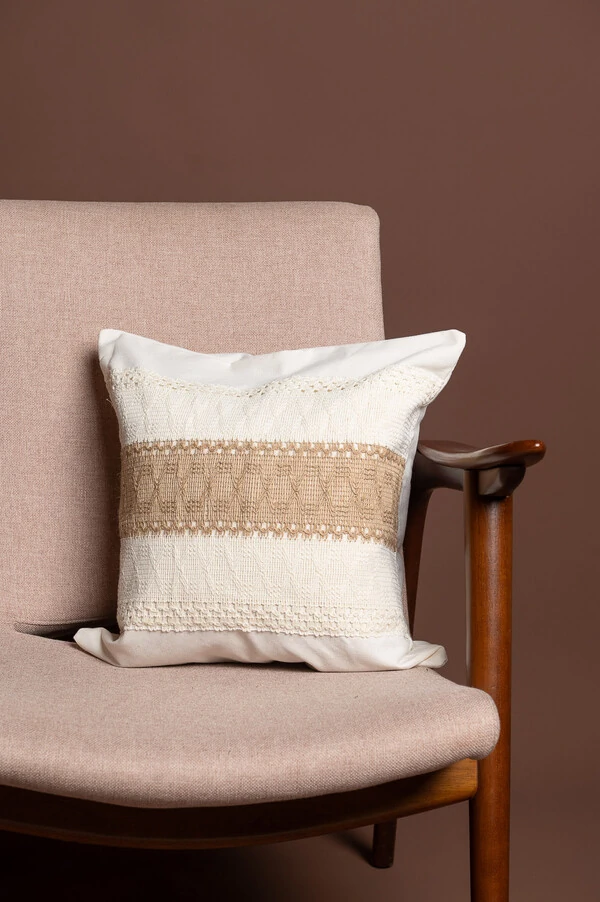 Capa de almofada detalhe em croche