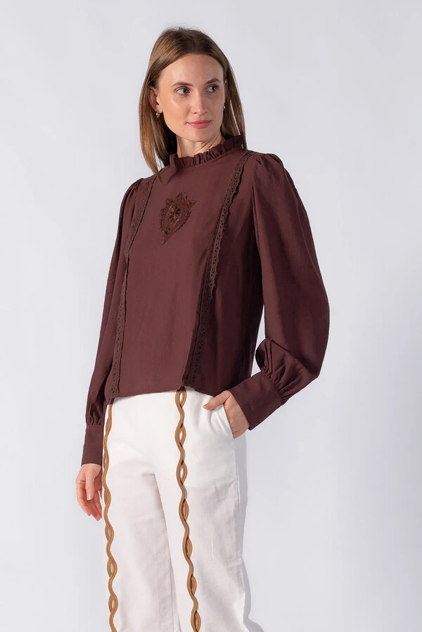 Blusa com babado e manga bufante