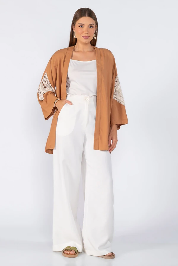 Kimono com detalhe bordado na manga