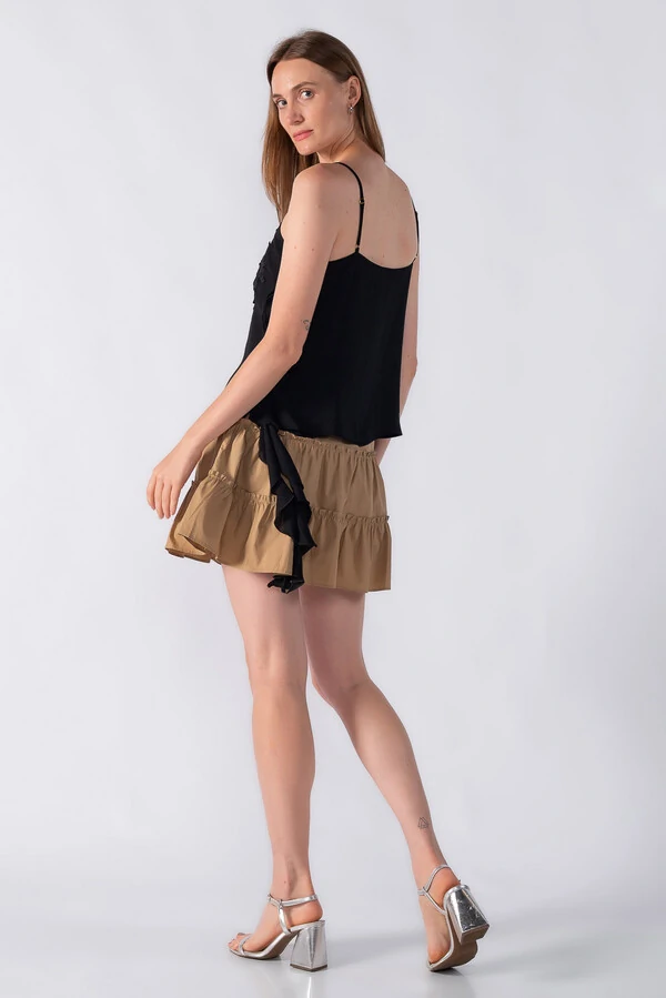 Blusa com aplicação em renda e babados laterais