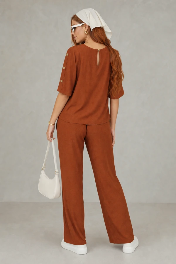 Conjunto calça e blusa com botões e manga