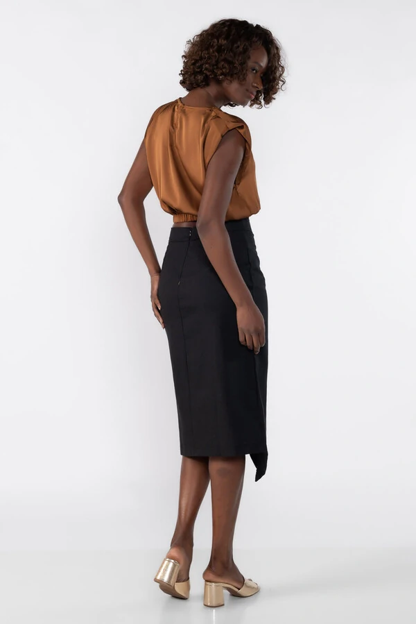Blusa cropped com ombreiras e elastico na barra