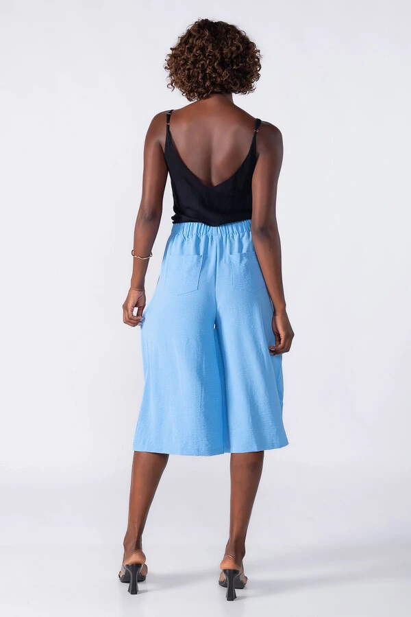 Calca pantacourt com bolsos