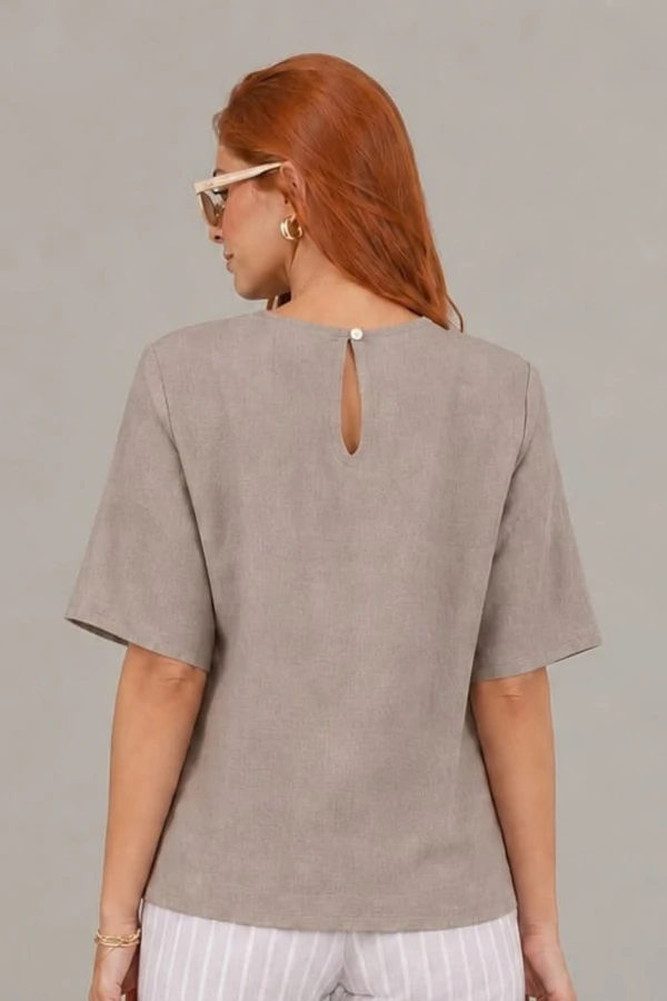 Blusa em viscose com detalhe de botões laterais