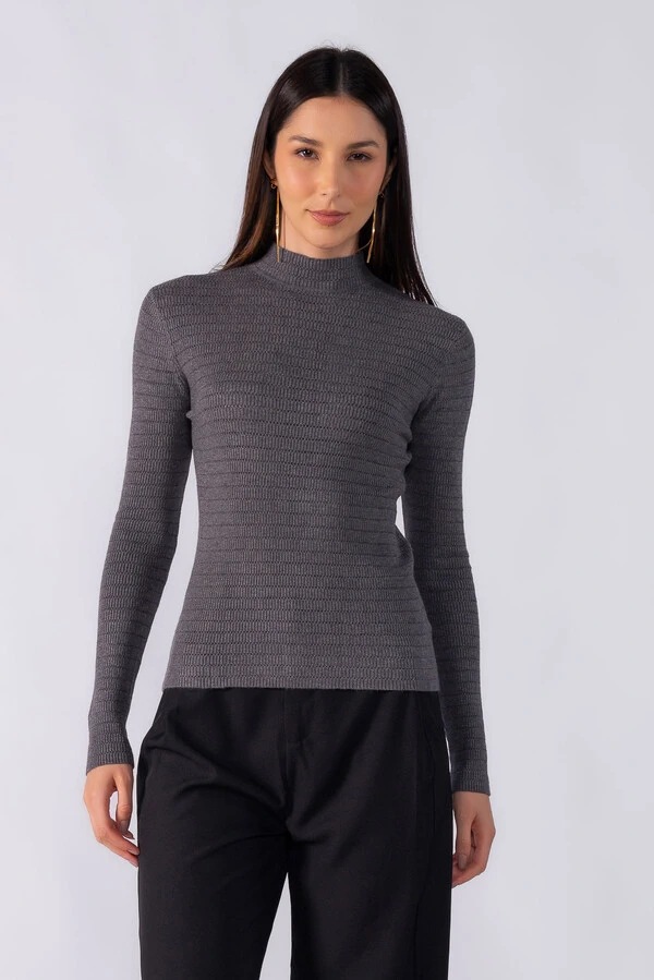 Blusa texturizada gola alta