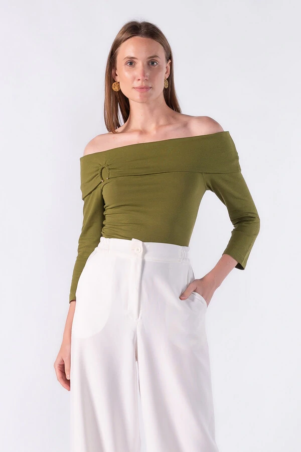 Blusa ombro a ombro detalhe em metal
