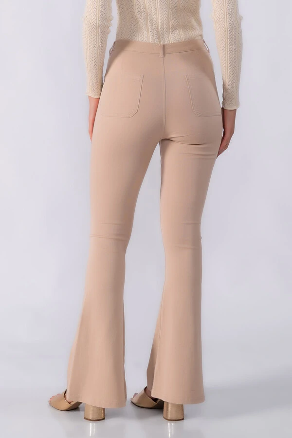 Calca flare classica com bolsos