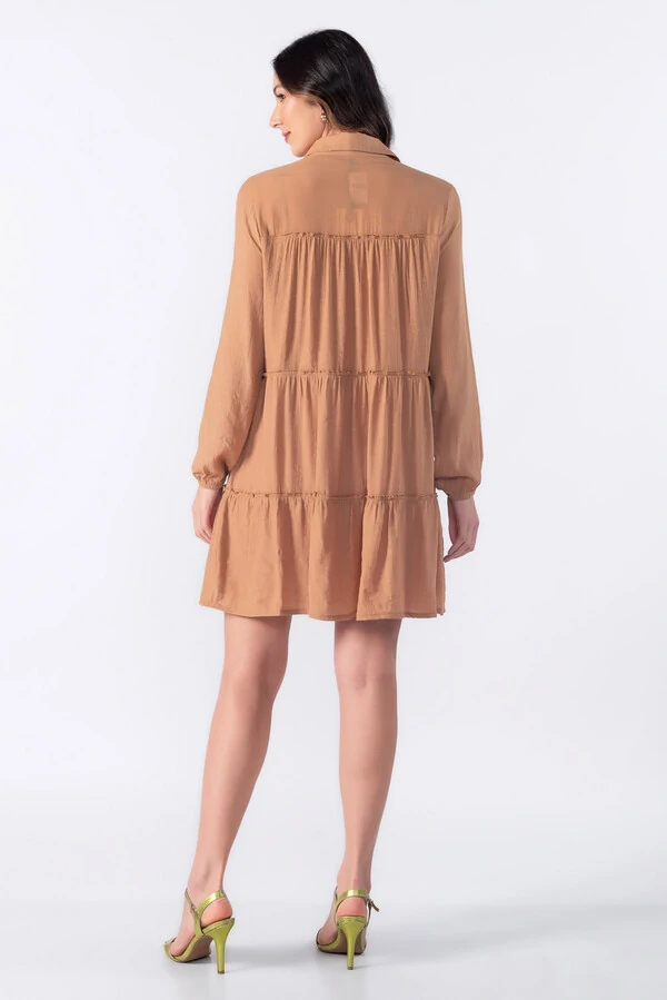 Vestido curto com camadas e manga longa