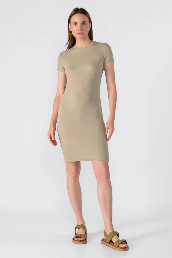 Vestido canelado manga curta