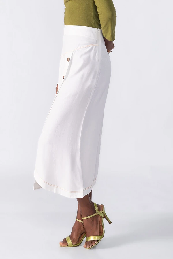 Saia midi assimetrica com detalhes em pesponto