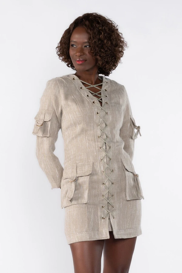 Vestido utilitario com detalhes em ilhos