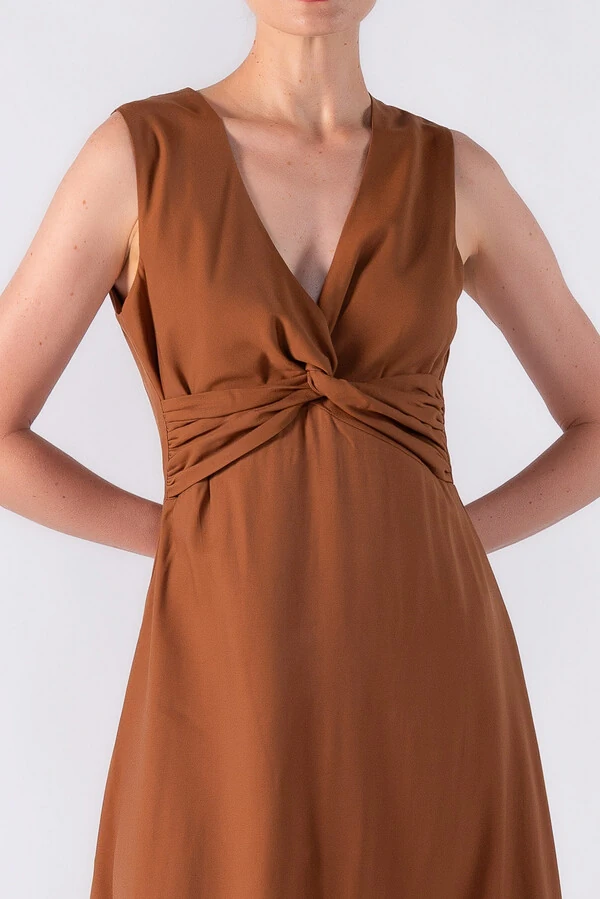 Vestido midi com torcao no busto