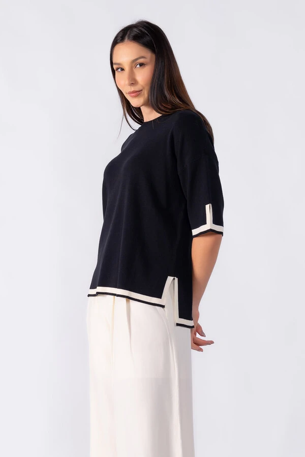 Blusa ampla com detalhe em listra na manga e barra