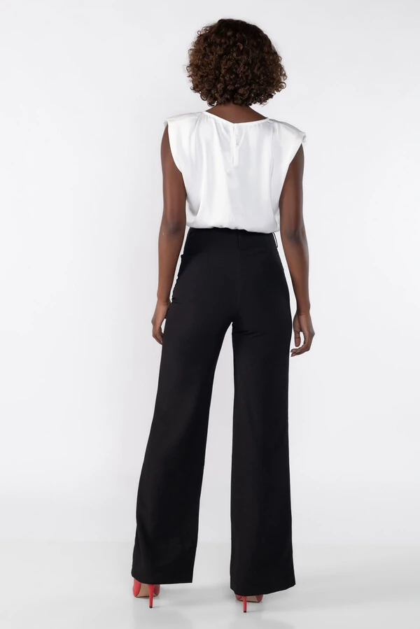 Blusa cropped com ombreiras e elastico na barra