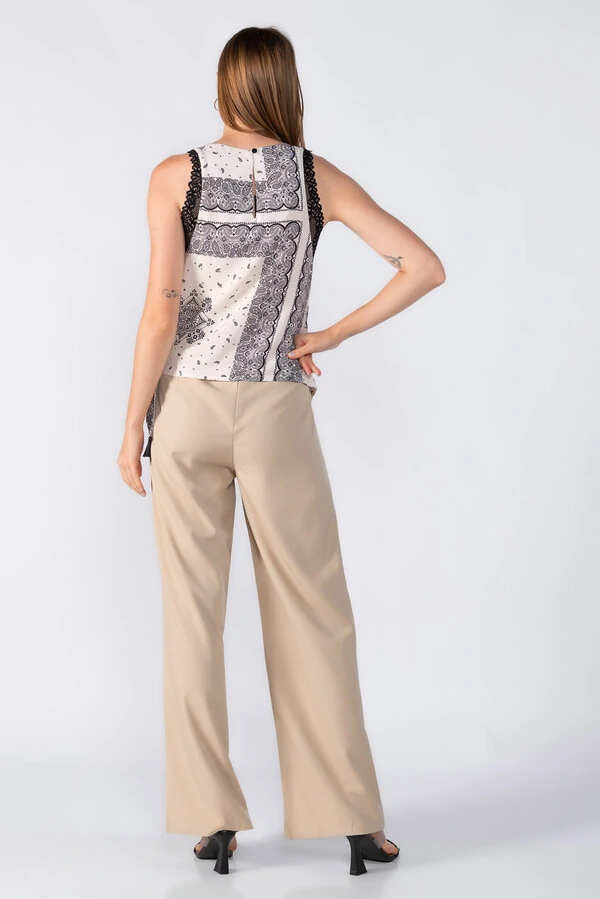 Blusa estampada com detalhe na cintura