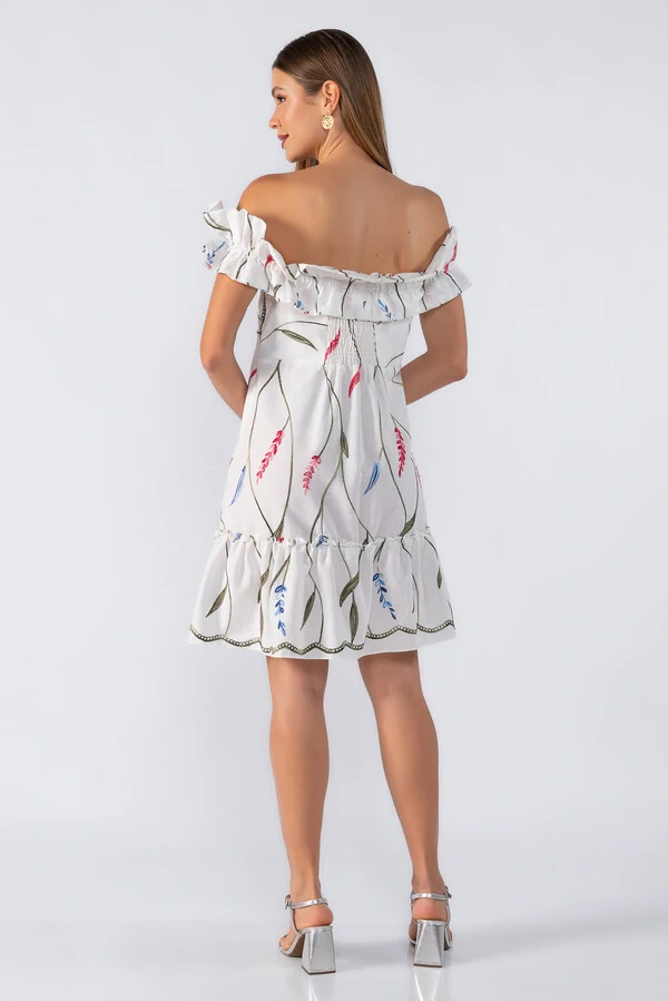 Vestido curto bordado ombro a ombro