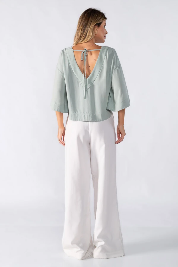 Blusa cropped decote v frente e costas