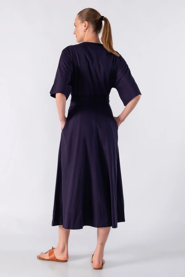 Vestido midi com botoes e faixa