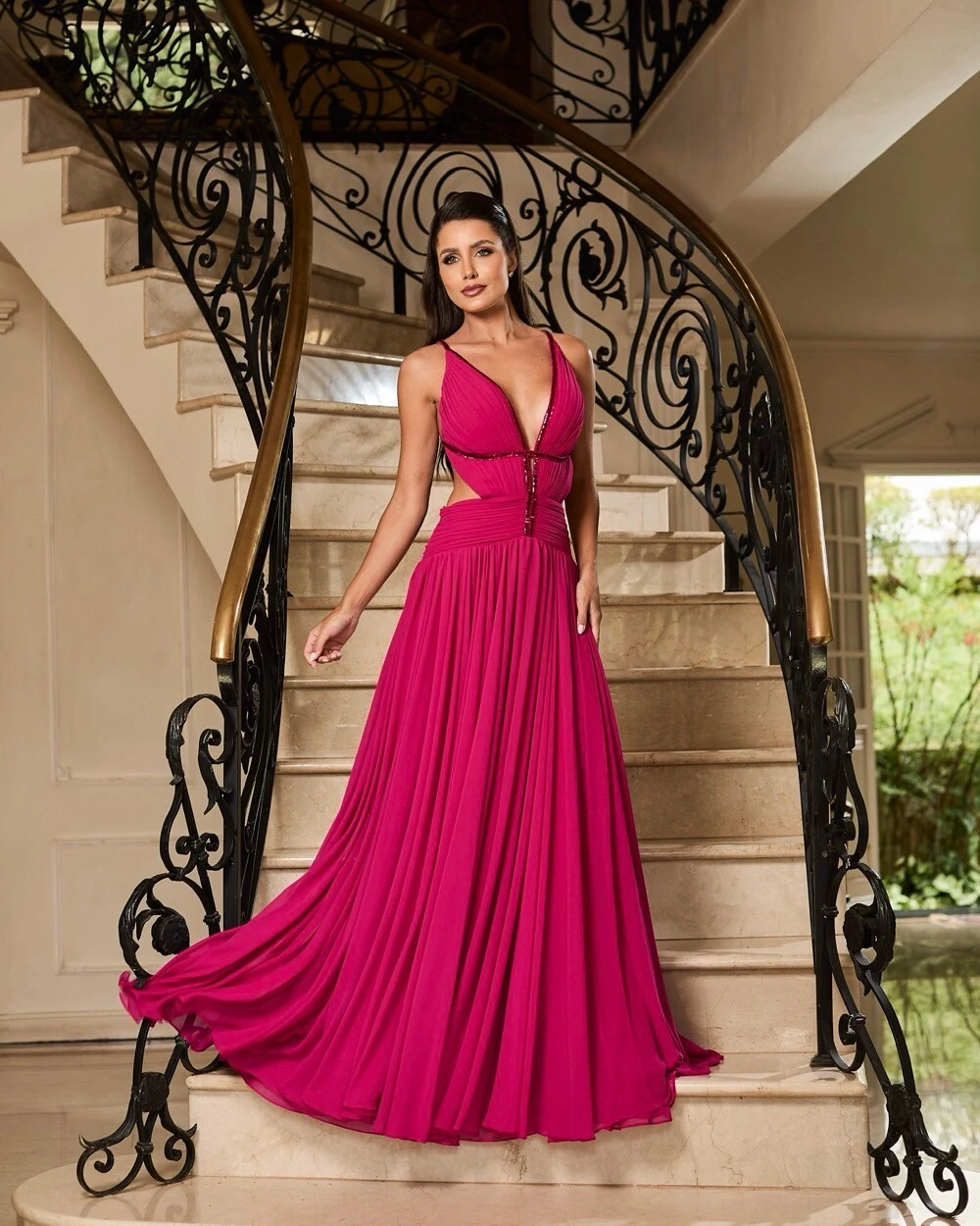 FotoVestido Longo Sofisticado com Recortes Elegantes