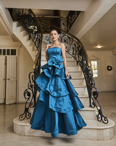 Foto Sofisticação em Camadas: Vestido Sem Alças com Cinto e Maxi Flor