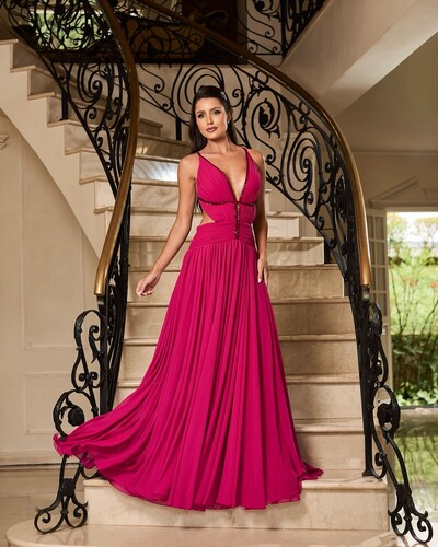 FotoVestido Longo Sofisticado com Recortes Elegantes