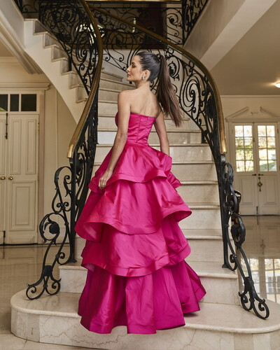 FotoSofisticação em Camadas: Vestido Sem Alças com Cinto e Maxi Flor