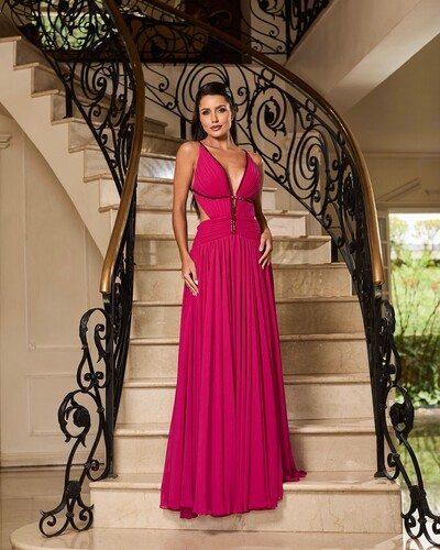 Foto Vestido Longo Sofisticado com Recortes Elegantes