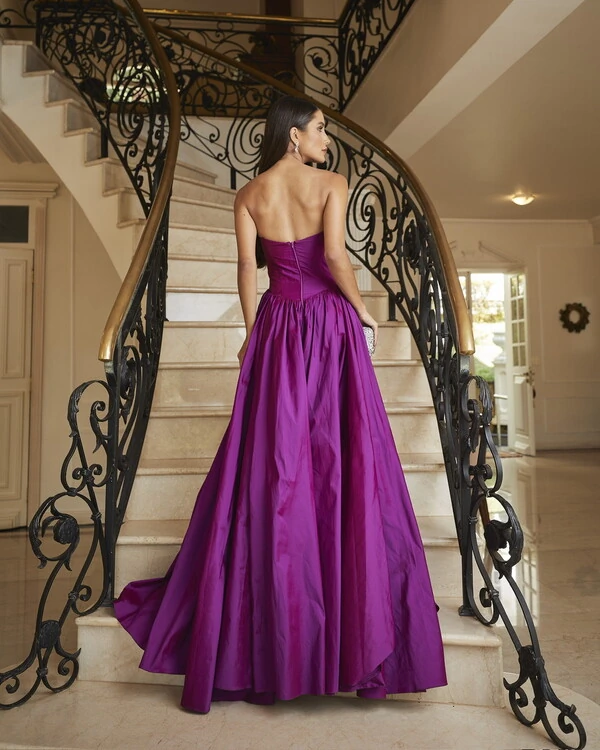 Alugue Este Vestido Elegante de Cintura Baixa e Corte Refinado