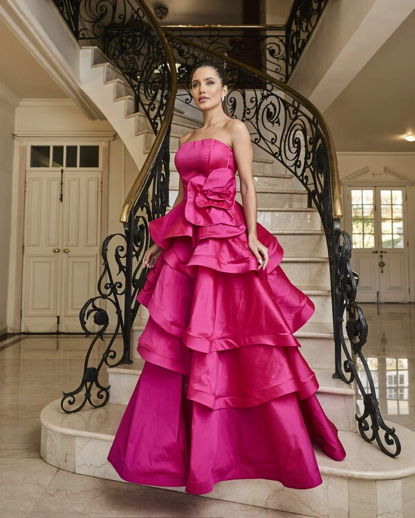 Sofisticação em Camadas: Vestido Sem Alças com Cinto e Maxi Flor