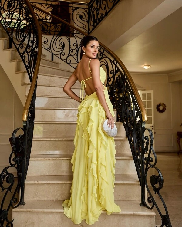 Vestido longo com decote esculpido e movimento de babados em cascata