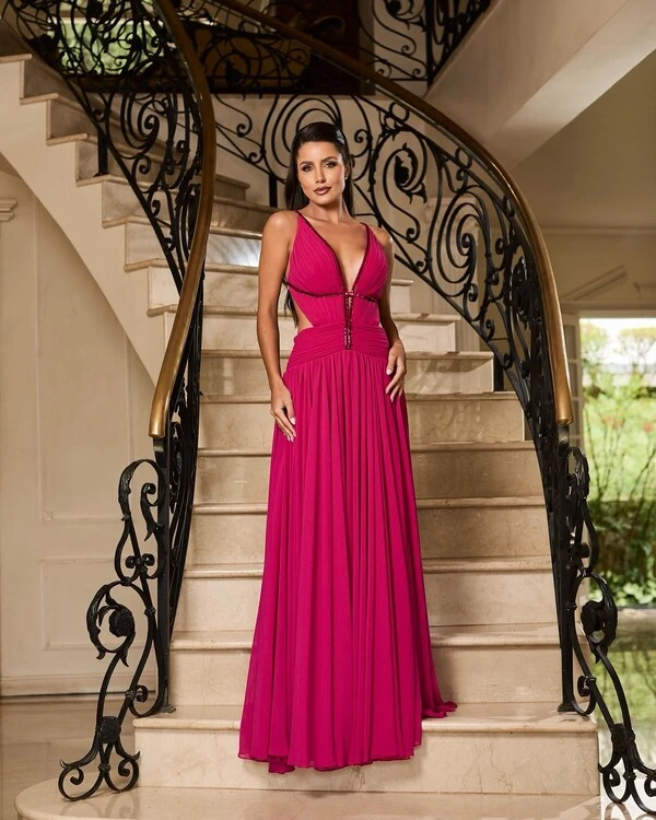Vestido Longo Sofisticado com Recortes Elegantes