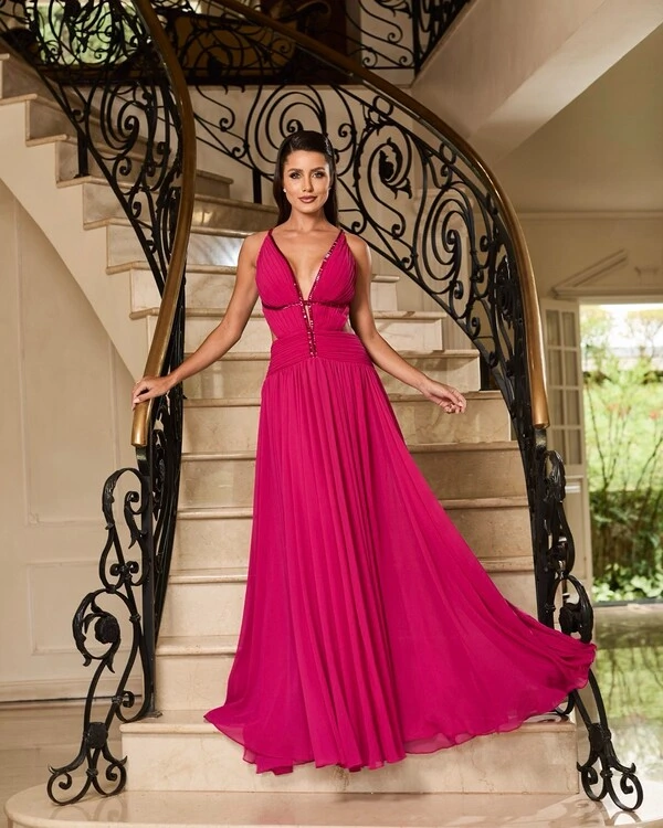 Vestido Longo Sofisticado com Recortes Elegantes