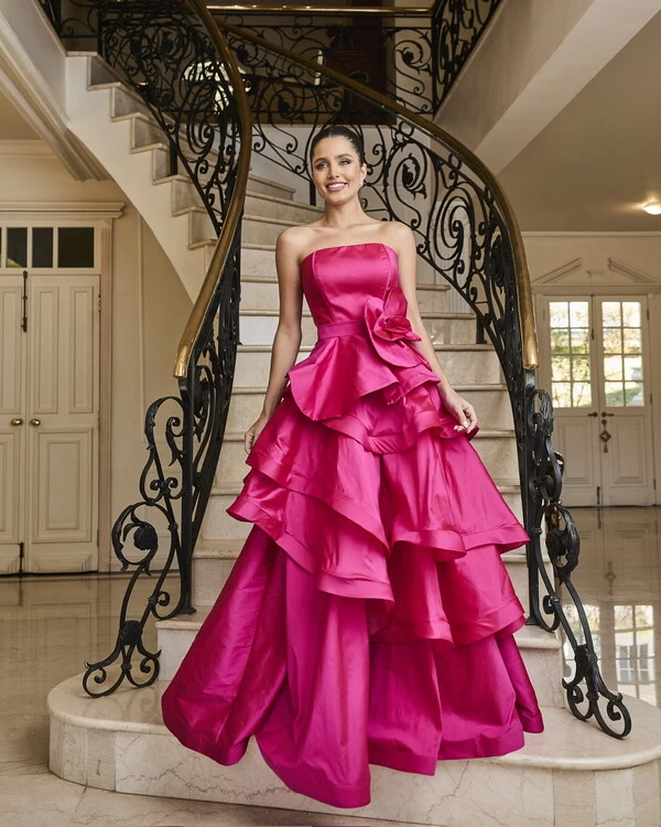 Sofisticação em Camadas: Vestido Sem Alças com Cinto e Maxi Flor