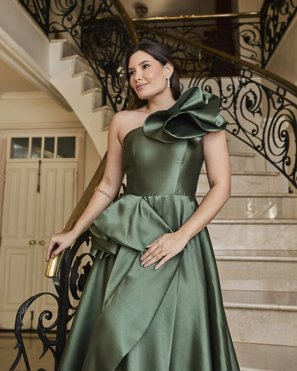 O ombro único com máxi detalhe transmite feminilidade e sofisticação