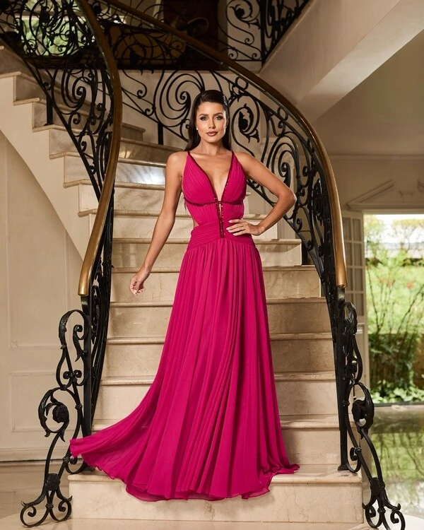 Vestido Longo Sofisticado com Recortes Elegantes