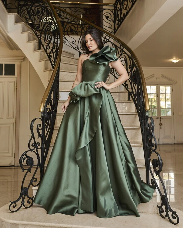 O ombro único com máxi detalhe transmite feminilidade e sofisticação