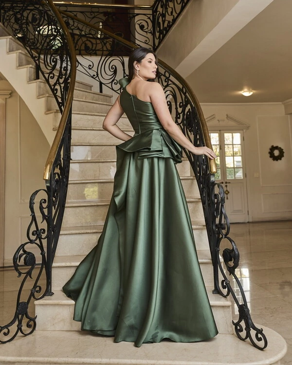 O ombro único com máxi detalhe transmite feminilidade e sofisticação