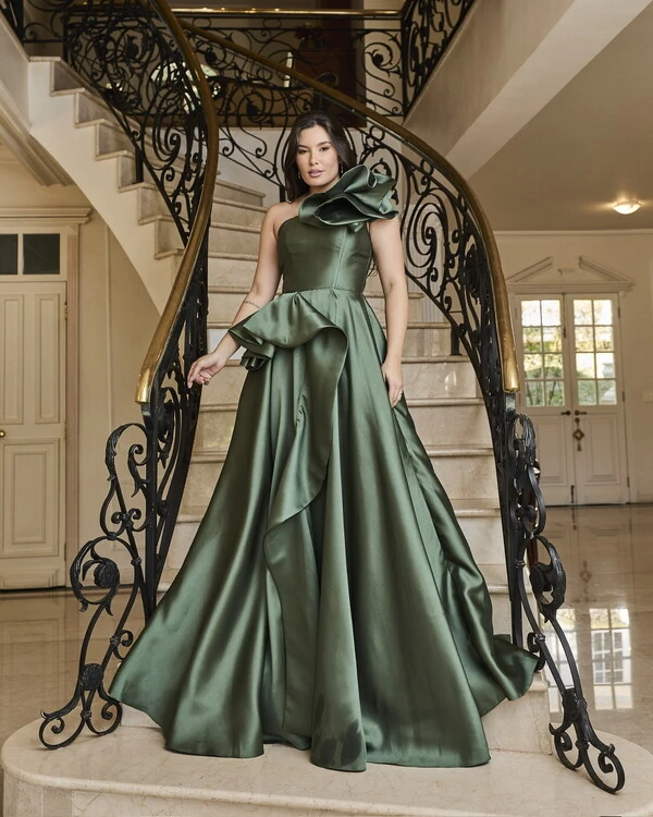 O ombro único com máxi detalhe transmite feminilidade e sofisticação