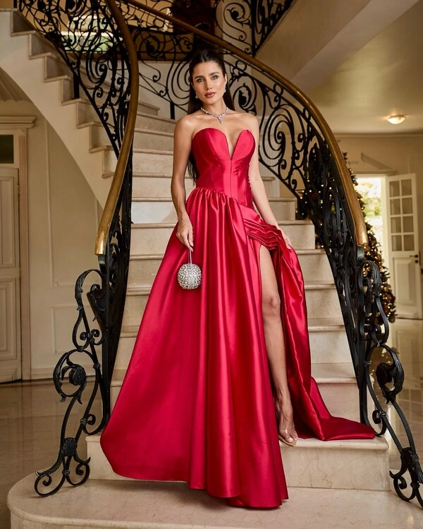 Aluguel de Vestido Longo Elegante com Fenda e Decote Coração