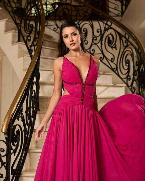 Vestido Longo Sofisticado com Recortes Elegantes