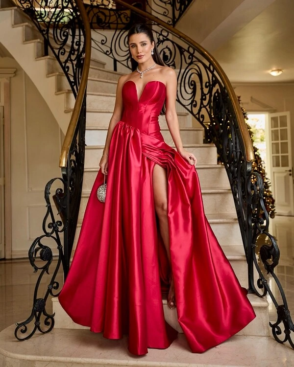 Vestido Longo Elegante com Fenda e Decote Coração