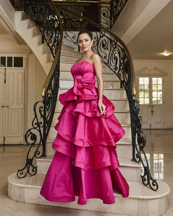 Sofisticação em Camadas: Vestido Sem Alças com Cinto e Maxi Flor