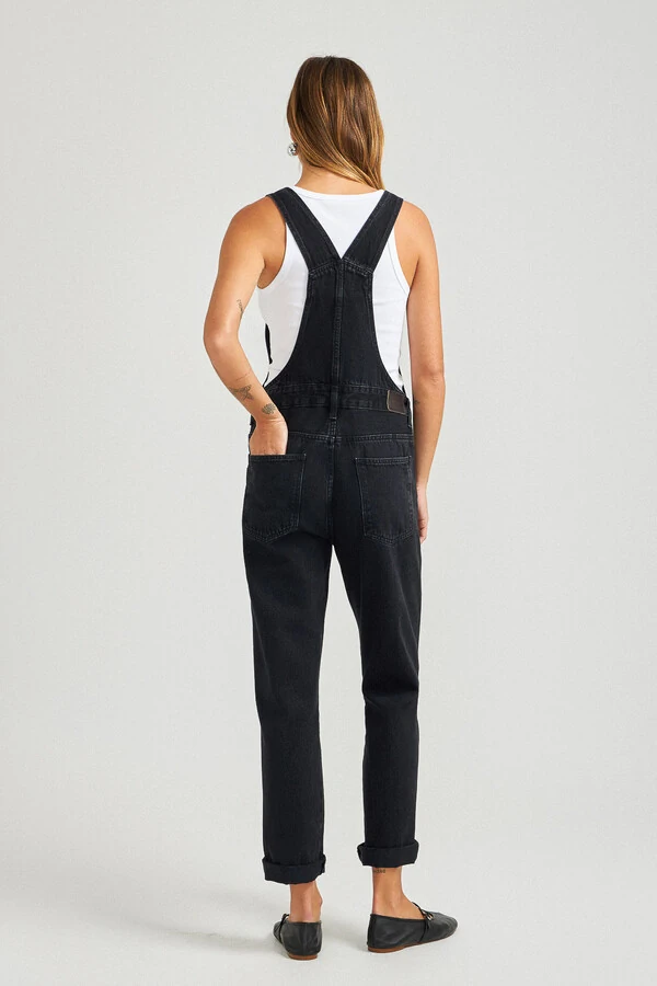 Jardineira Black Jeans