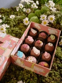 Caixa 12 Pães de Mel Mini com Apliques de Páscoa