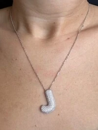 Colar letra J micro cravação Prata 925 Ródio